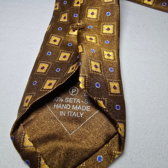 Exquisite BRIONI Mens Silk Necktie: A Timeless Geometric Foulard in Brown, Gold - Picture 10 of 13
